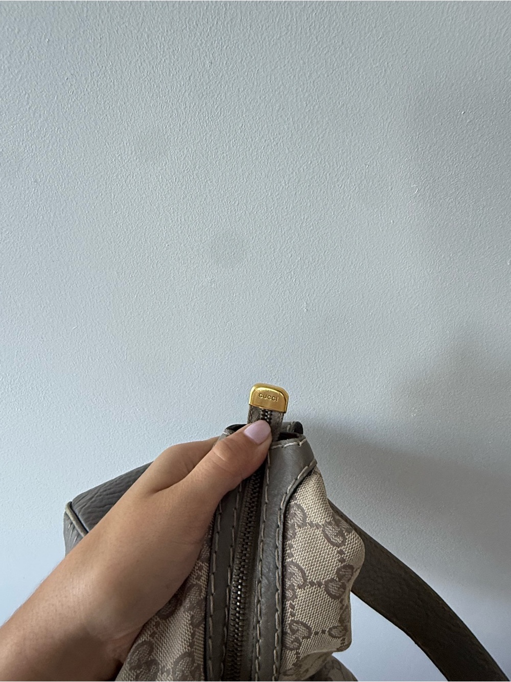 AUTHENTIC VINTAGE Gucci GG Grey Shoulder Bag with Gold Hardware (RARE Color) - Picture 5 of 9